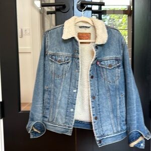 Worn once! Trendy for fall Levi’s Sherpa Trucker Jacket